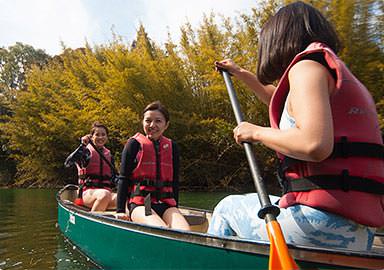 カナディアンカヌーを乗っている写真