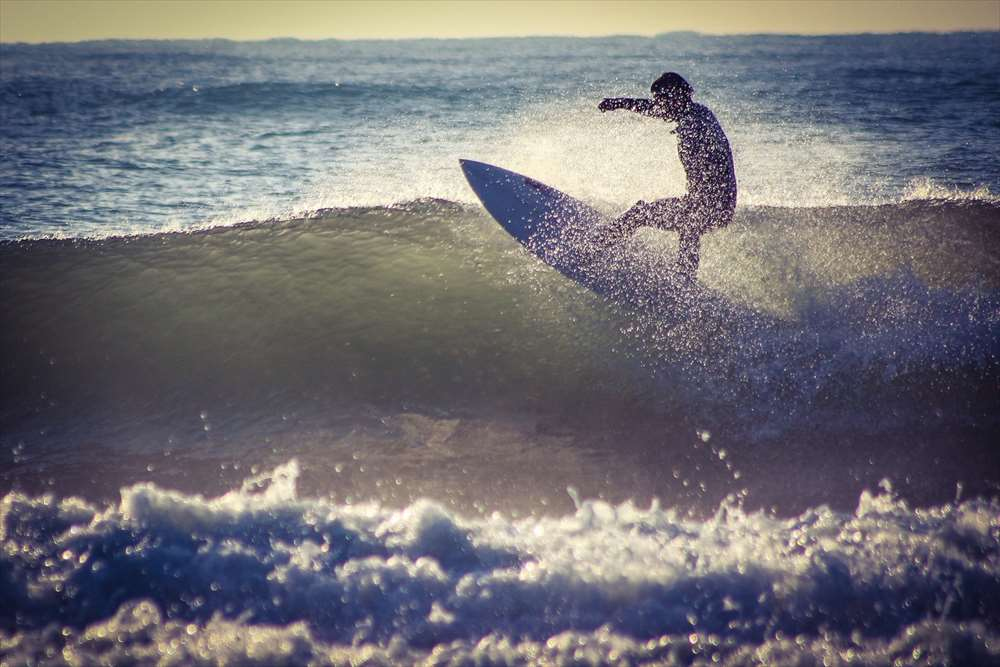 サーフィンを楽しむ