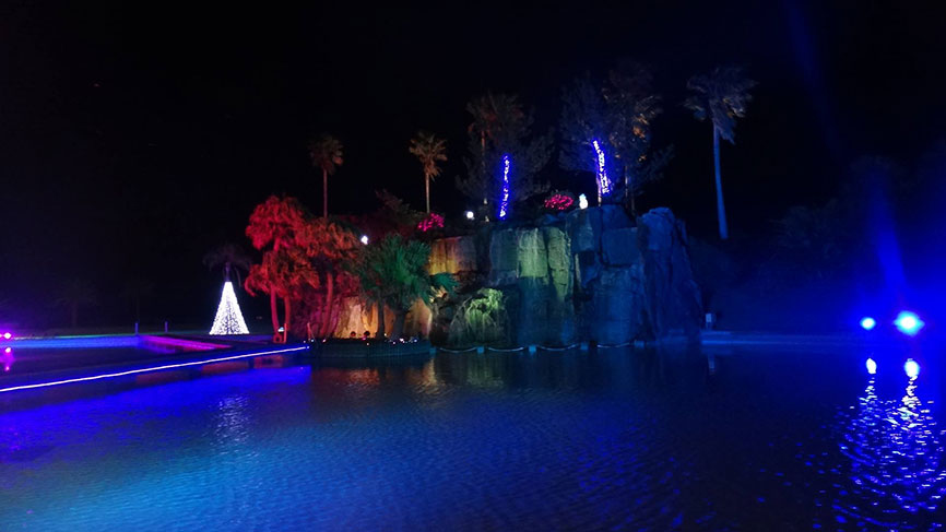 ラグーンのイルミネーションを楽しむ