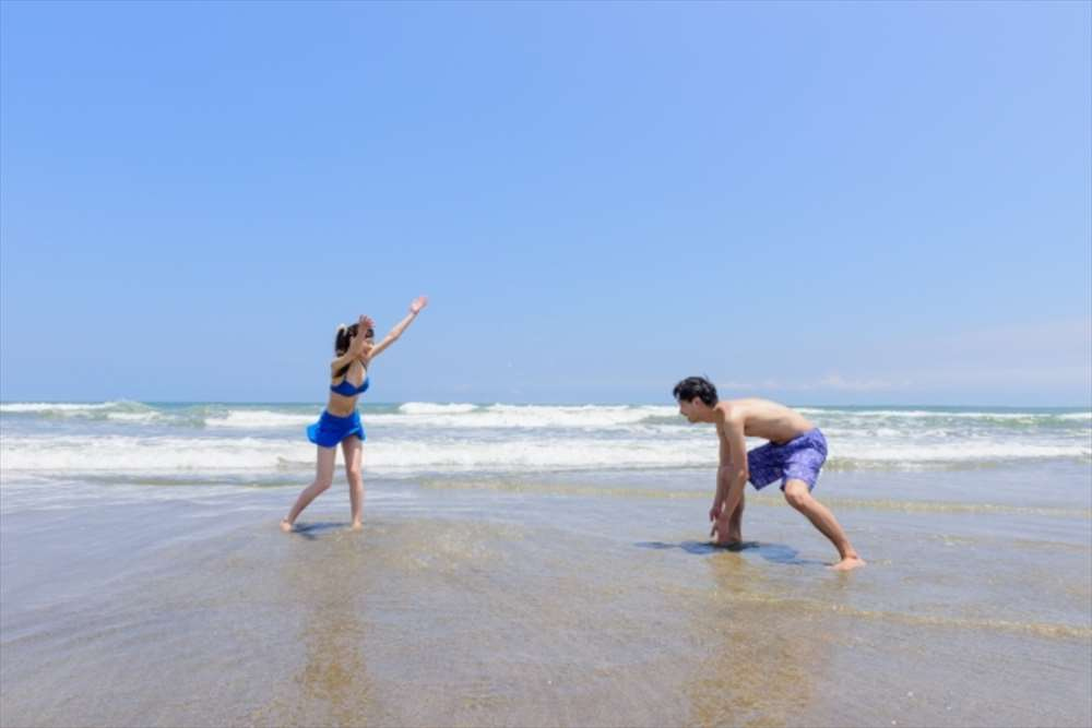 海水浴を楽しむ