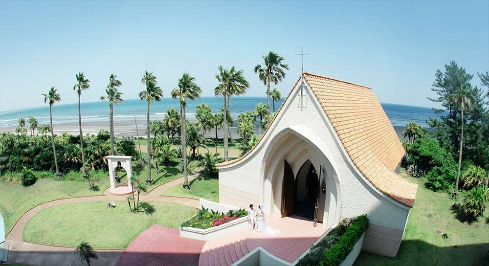 挙式会場前で記念撮影